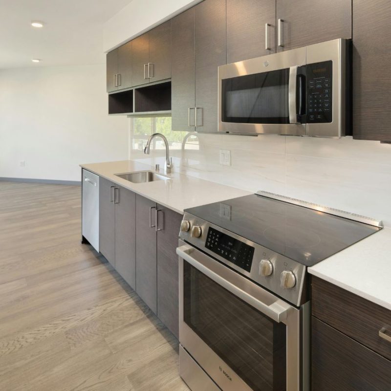 So sánh tủ bếp inox và tủ gỗ