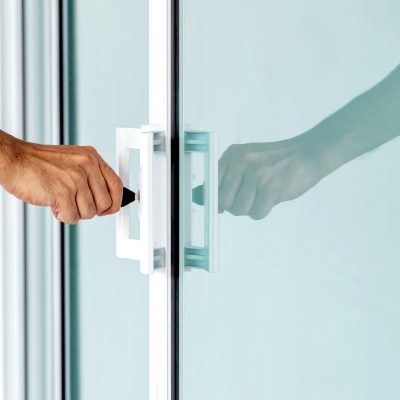 so sánh cánh kính và cánh gỗ